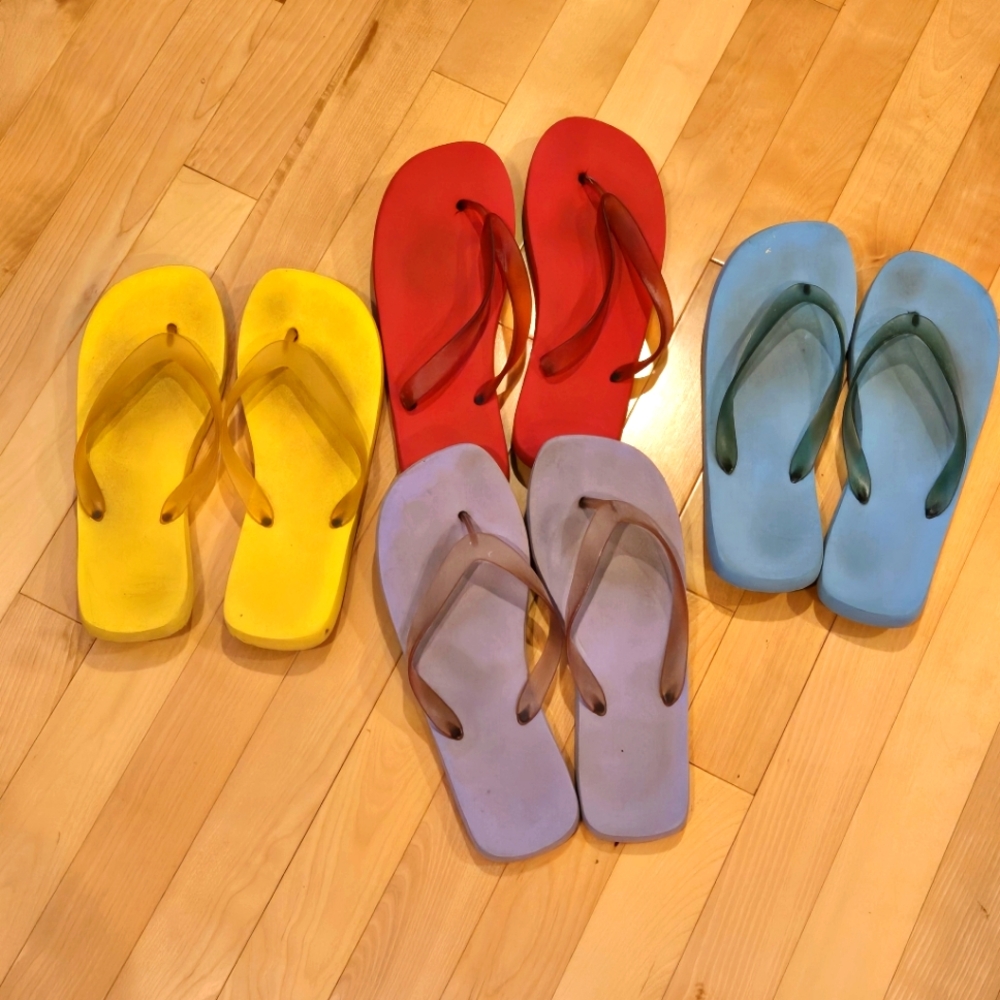 Four Pair Of Colorful Flip Flop's, Woman's Size Large (9-10)